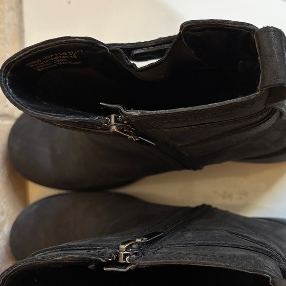 Clarks Black Leather Ankle Boots with Buckle Detail Women’s 7E Goth Grunge 90s - Picture 4 of 7